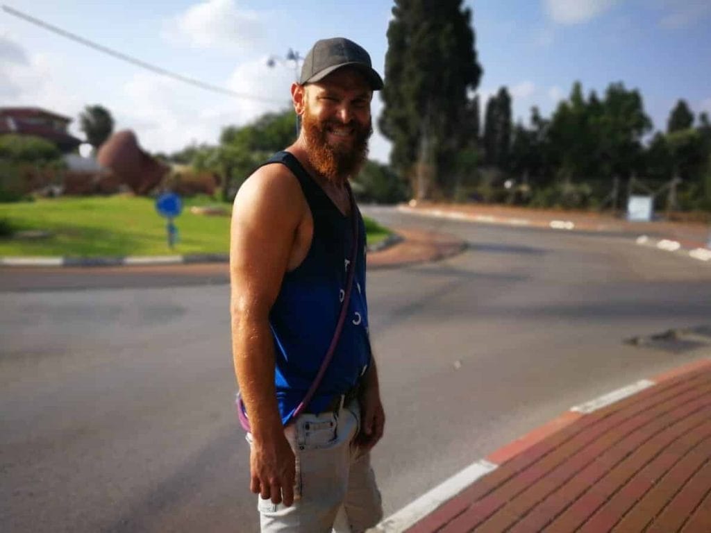 אברהם אגאן שישקוף מחייך ברחוב אברהם אגאן שישקוף מחייך ברחוב