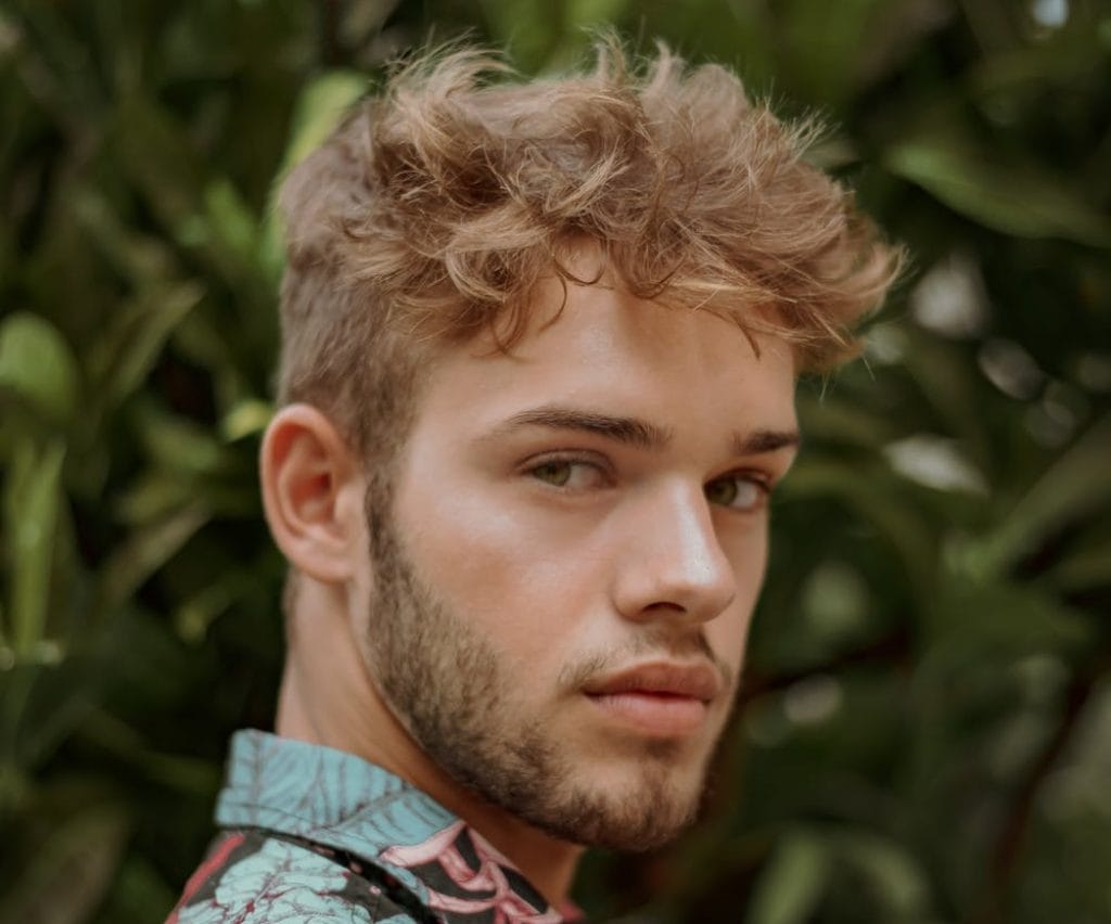 בחור צעיר עם ווקס בשיער