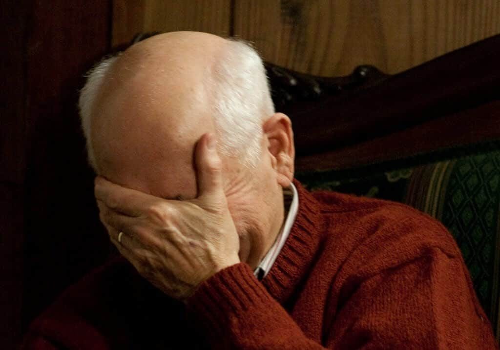 גבר מבוגר ומקריח עושה facepalm גבר מבוגר ומקריח עושה facepalm