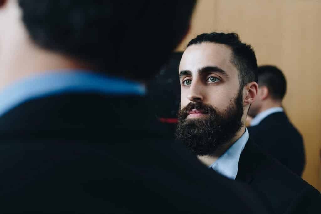 גבר מזוקן עם חליפה שעובד בבית השקעות גבר מזוקן עם חליפה שעובד בבית השקעות