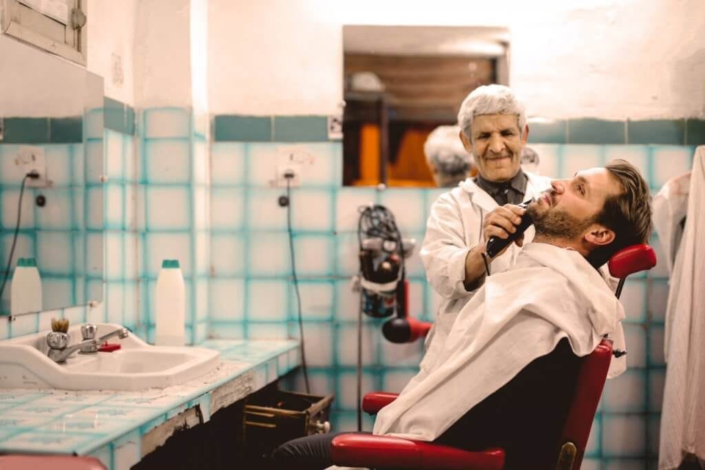 גבר מקבל גילוח בברברשופ