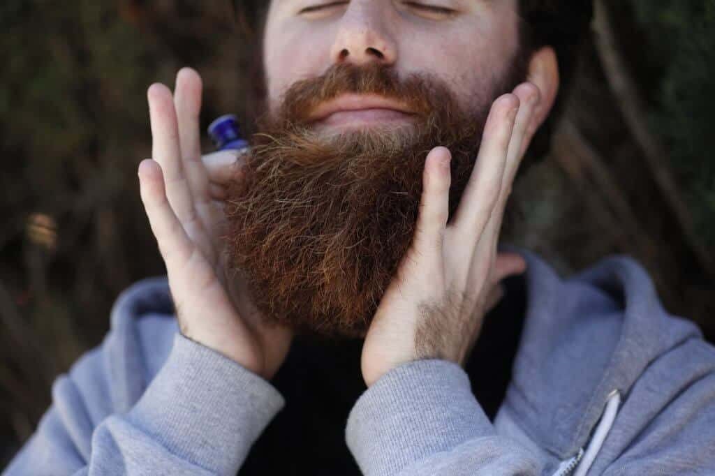 גבר שמח עם זקן בריא