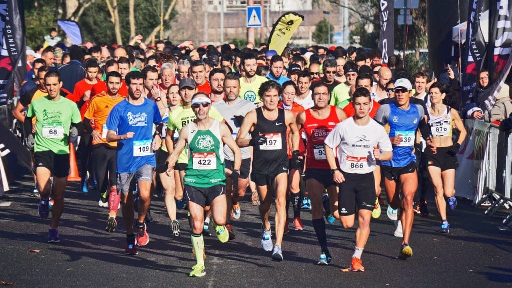 הרבה אנשים רצים בתחרות ריצת מתרון הרבה אנשים רצים בתחרות ריצת מרתון