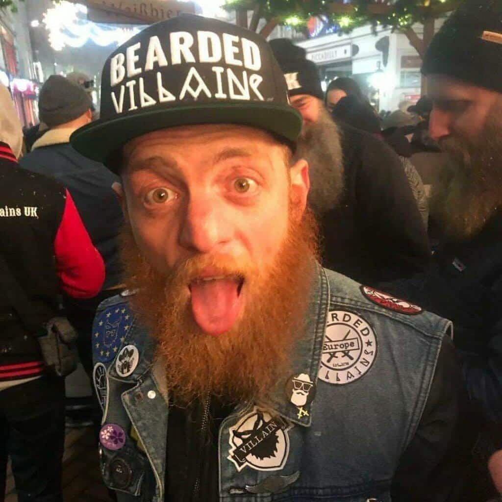 ולדיסלב סקורר מוציא לשון עם כובע של בירדד וילאנס ולדיסלב סקורר מוציא לשון עם כובע של בירדד וילאנס