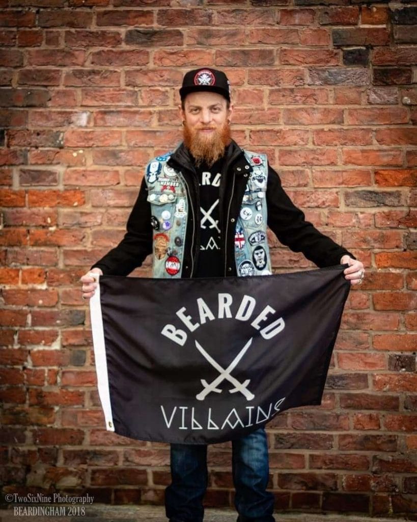 ולדיסלב סקורר עם דגל של Bearded Villains ולדיסלב סקורר עם דגל של Bearded Villains