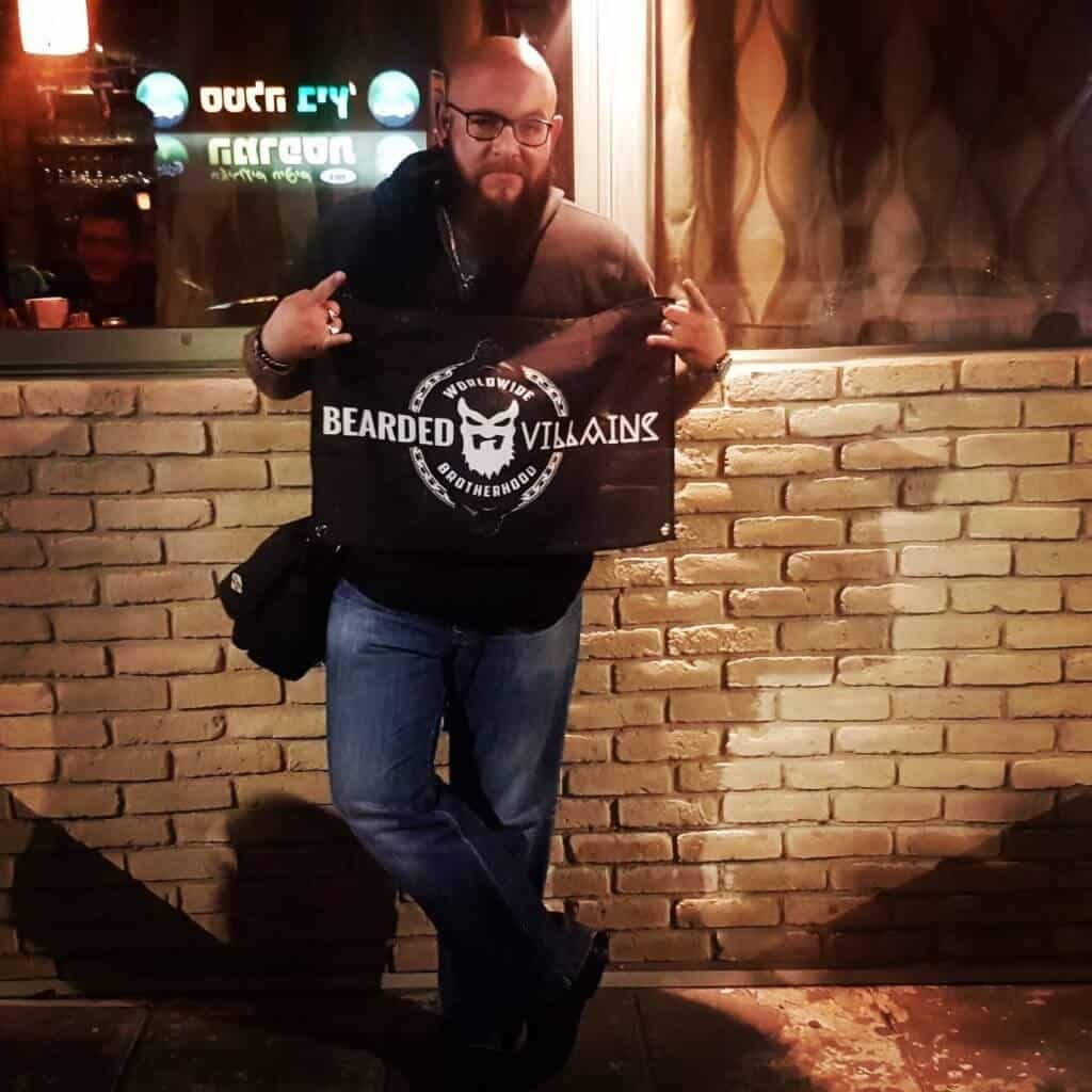 יעקב גודס עם סמל של bearded villains יעקב גודס עם סמל של bearded villains