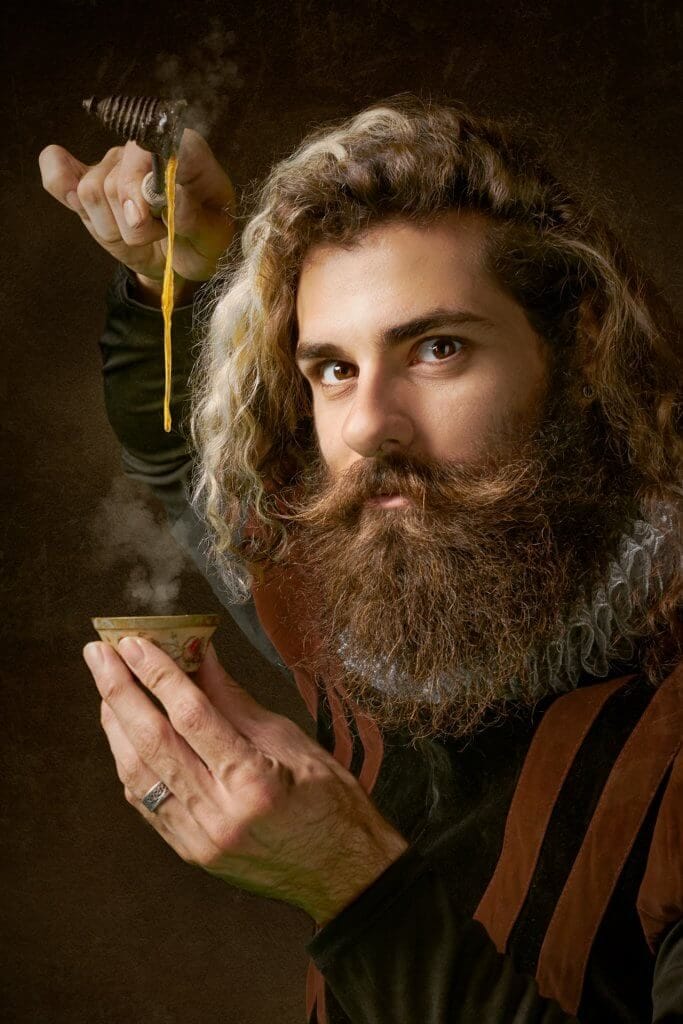 מדען מזוקן מכין שמן לזקן
