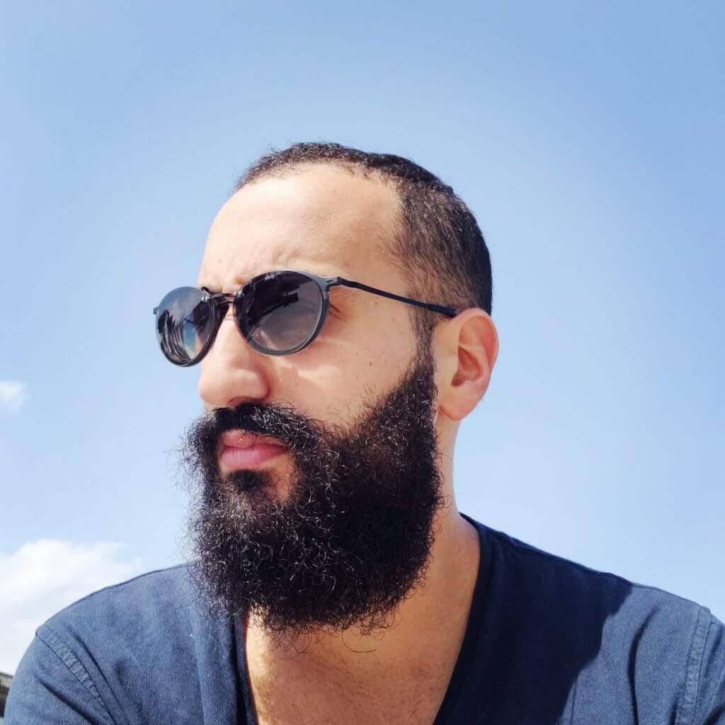 מתן בר עם משקפי שמש מתן בר עם משקפי שמש