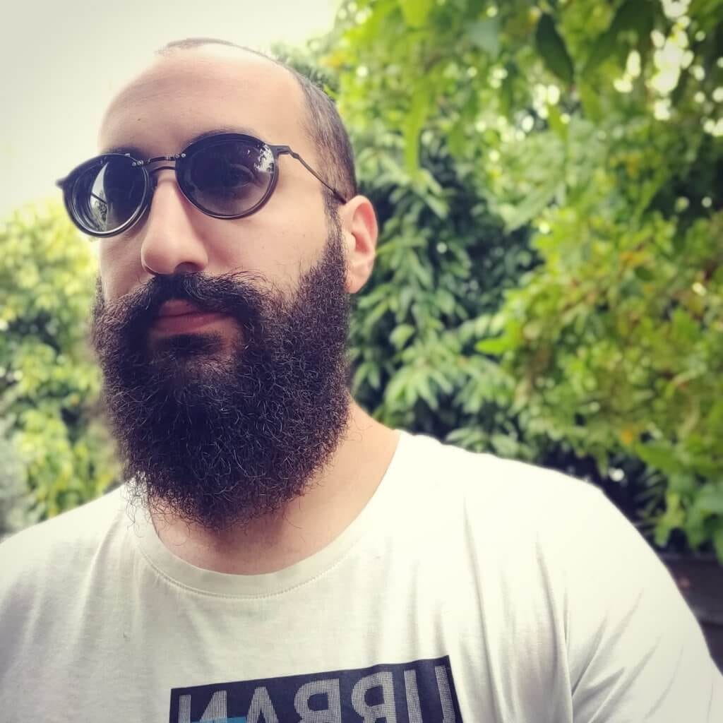 מתן בר עם שיח ירוק מאחורה מתן בר עם שיח ירוק מאחורה