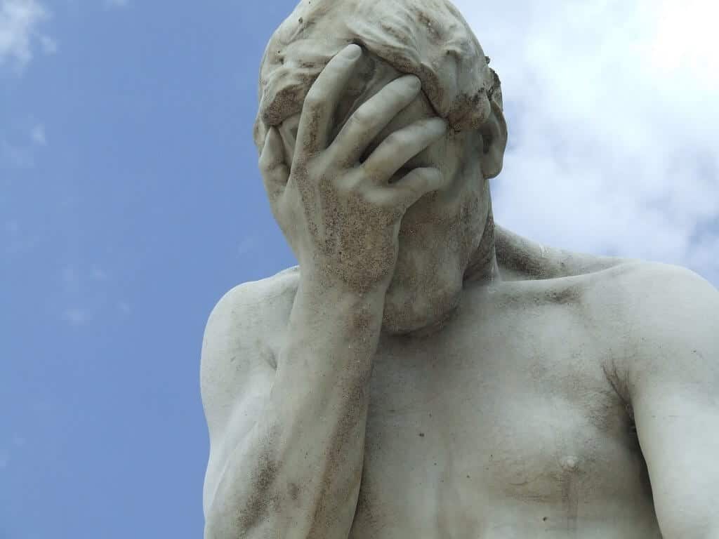 פסל עם facepalm פסל עם facepalm