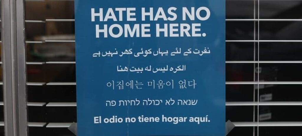 שלט שכתוב עליו בשפות שונות שנאה לא יכולה לחיות פה שלט שכתוב עליו בשפות שונות שנאה לא יכולה לחיות פה