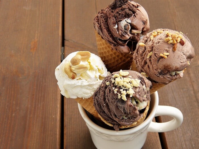 ארבעה קונוסים של גלידה בטעמים שונים