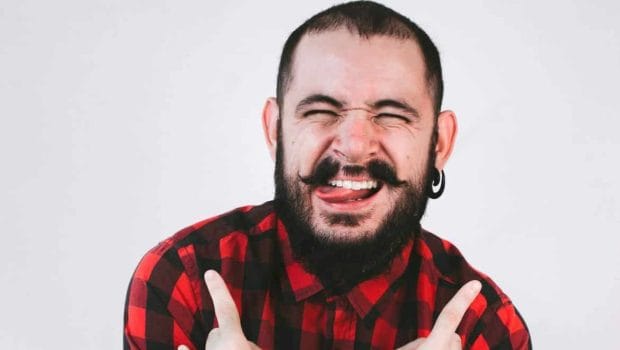 גבר עם סידור זקן קצר