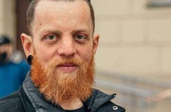 ולדיסלב סקורר מסתכל למצלמה